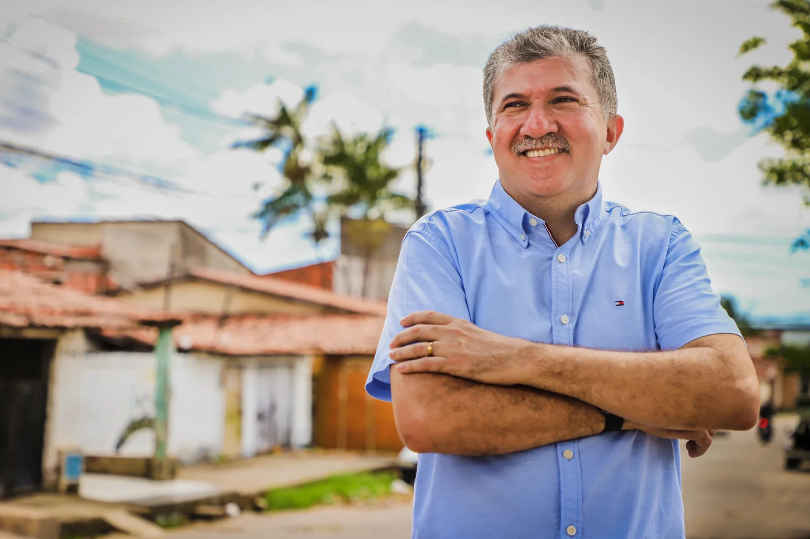 Retrato de Antônio Henrique, de camisa azul, em uma rua de bairro de Fortaleza.